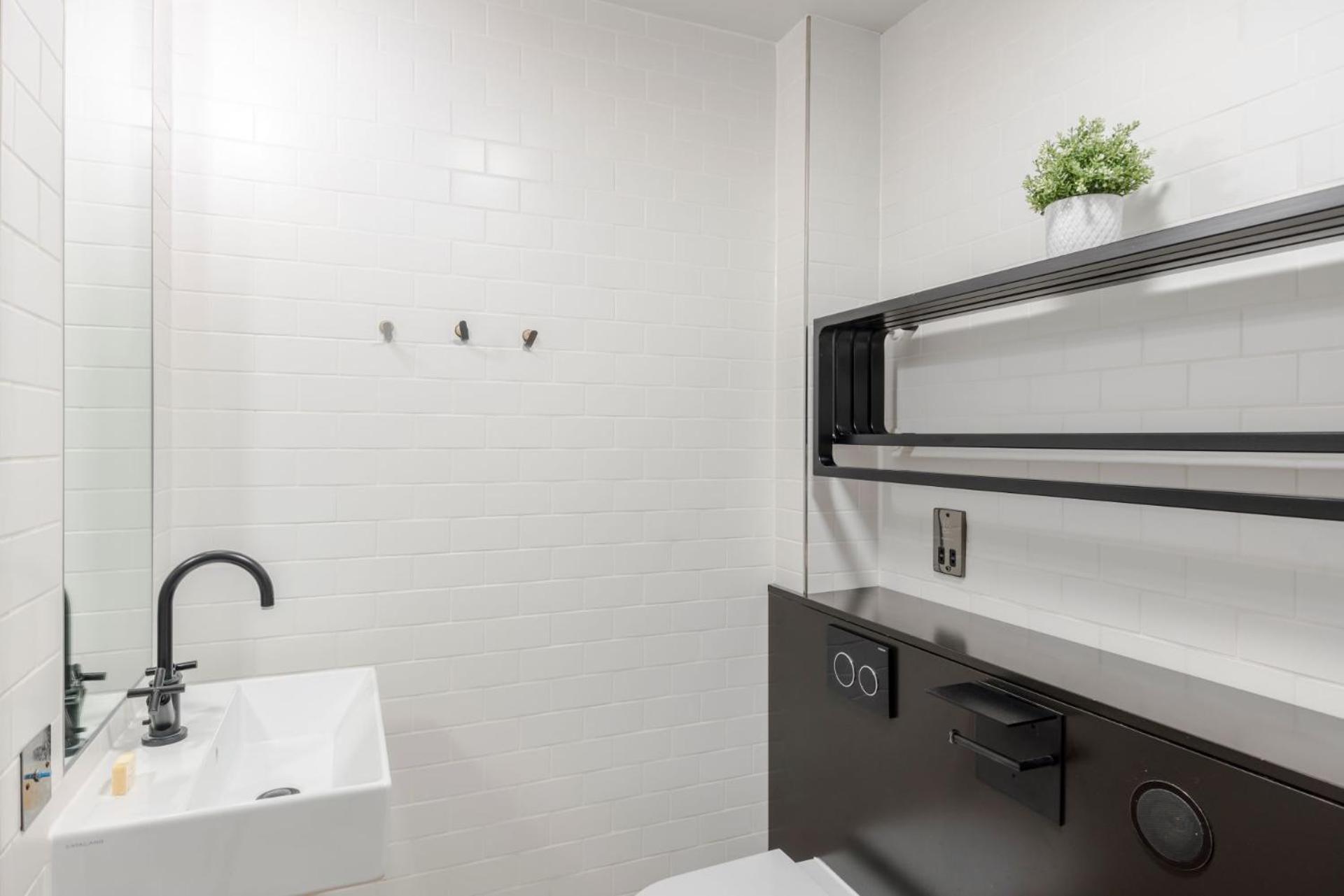 The Good Vibes Parlour - Covent Garden - By Frankie Says Appartement